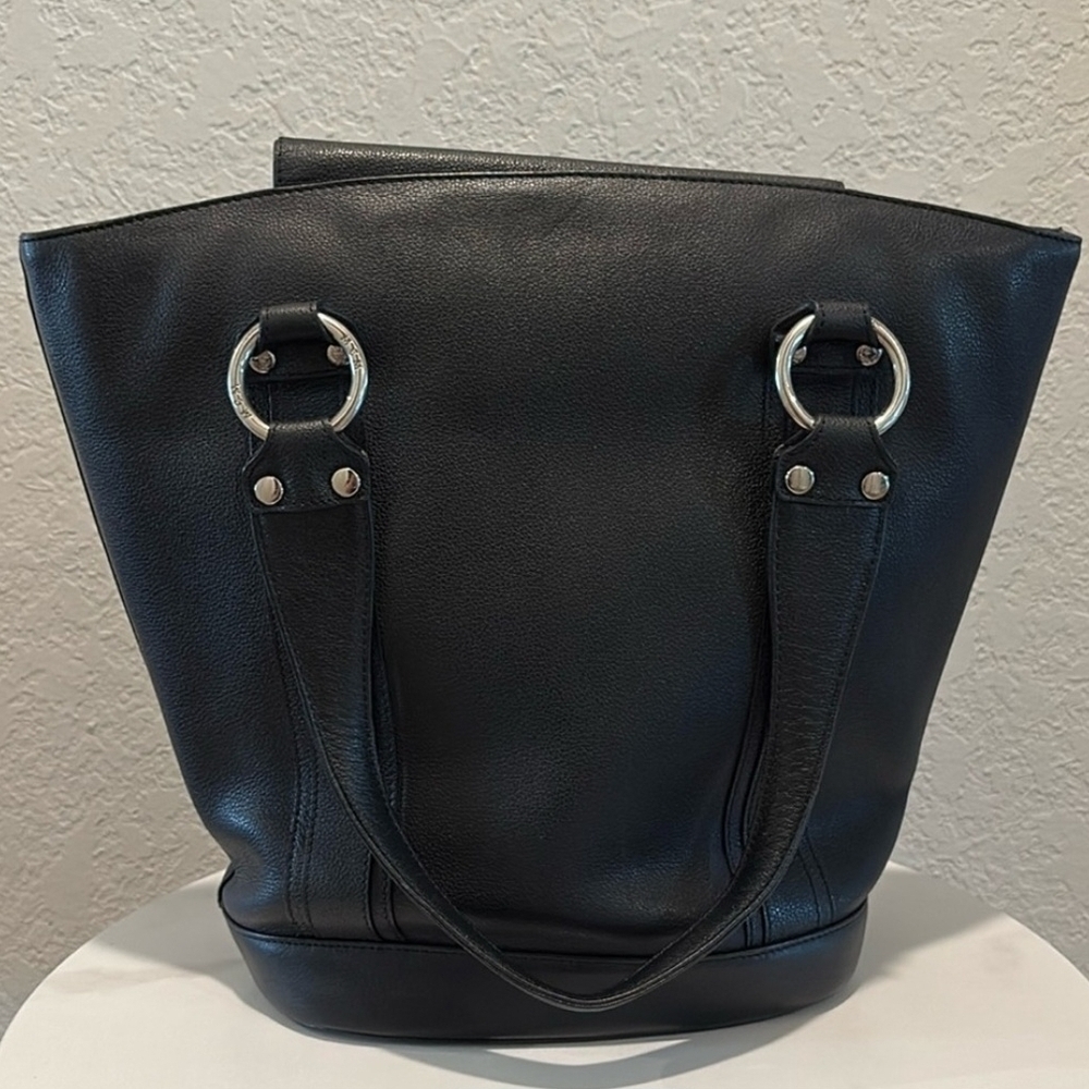 MCM Munchen Black Saffiano Leather Shoulder Bag (EXCELLENT CONDITION) - Picture 4 of 15